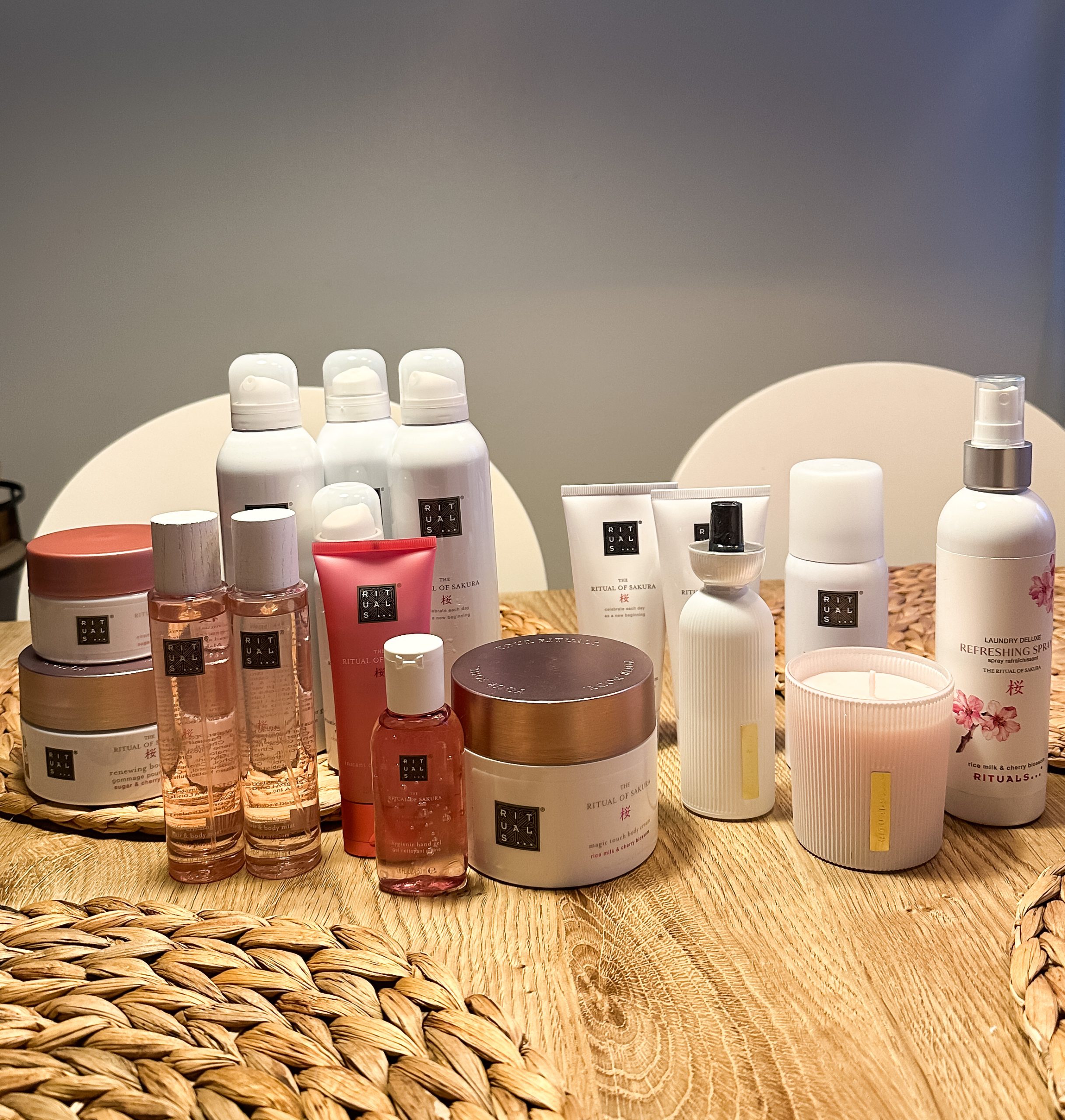 Vi börjar från vänster sida och framåt: Kroppsskrubb, doftspray, duschskum, handkräm, handsprit, kroppskräm i burk, kroppskräm i tub, doftolja med doftpinnar, deodorant, doftljus, textilspray. Vissa produkter är det fler av som står tillsammans i samlingen. Det är lika bra att ha fler så att det räcker ett tag.