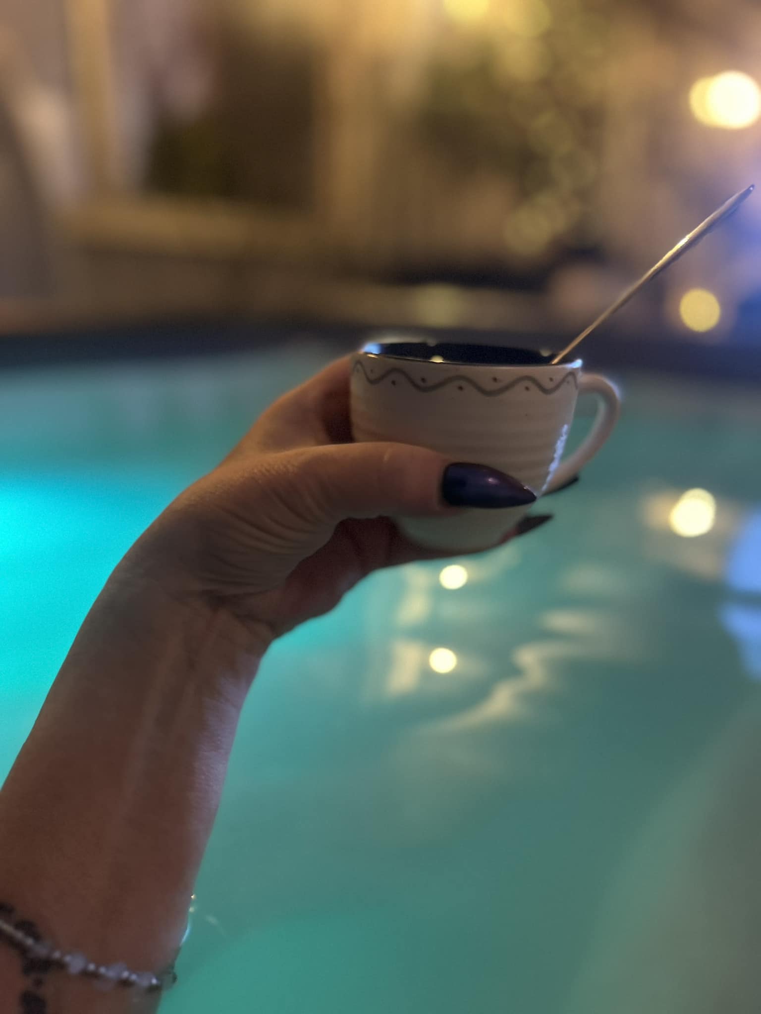 Bli smal med Cooltech fettfrysning och koppla av med glögg i poolen sedan.